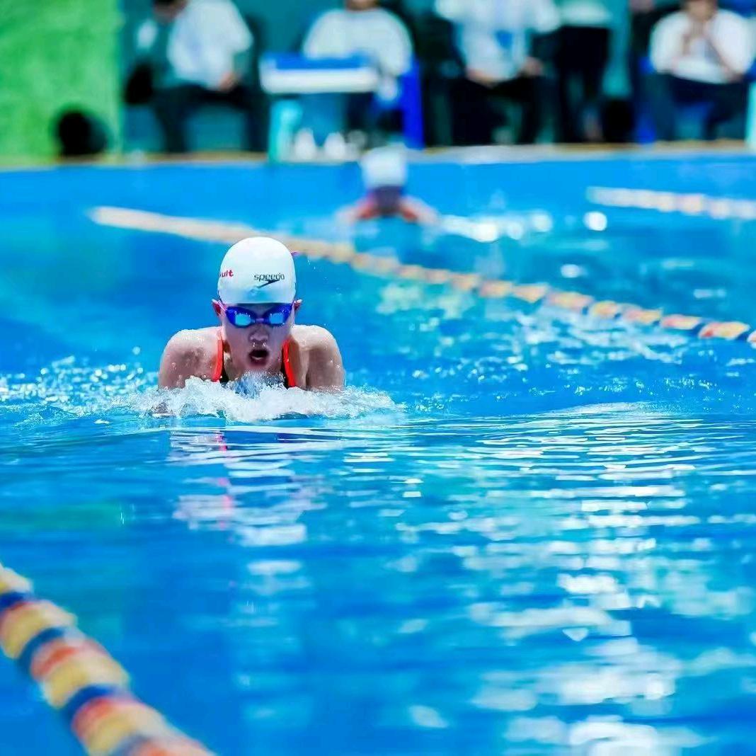 严教练，教游泳