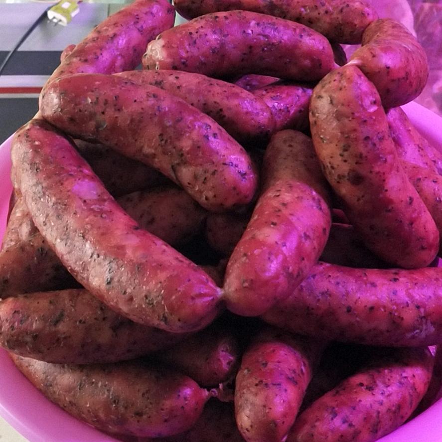 做风干肠的小姐姐