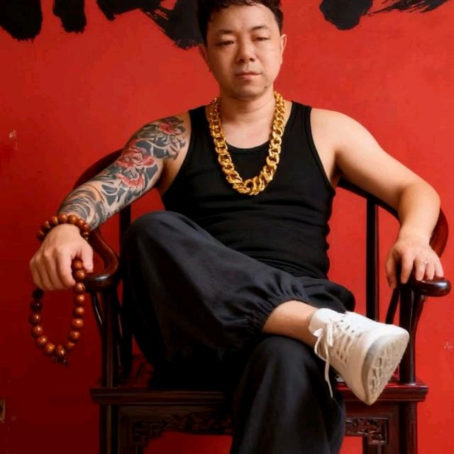 落花人独立，微雨燕双飞。