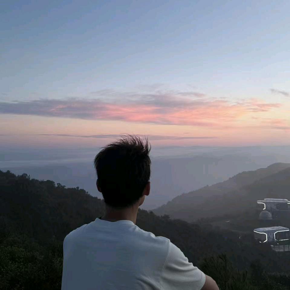 云中君不见，竟夕自悲秋。