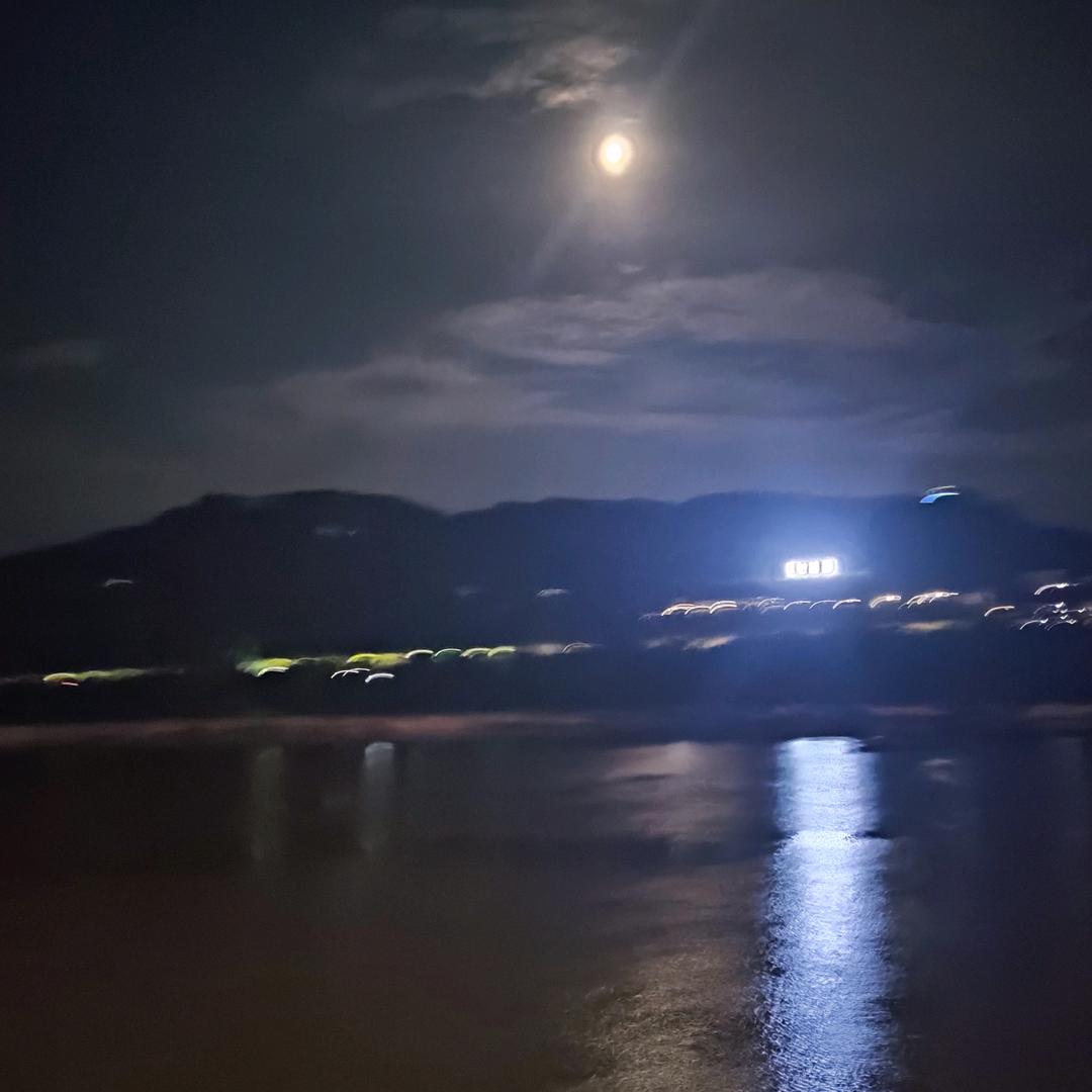 云烟落平山