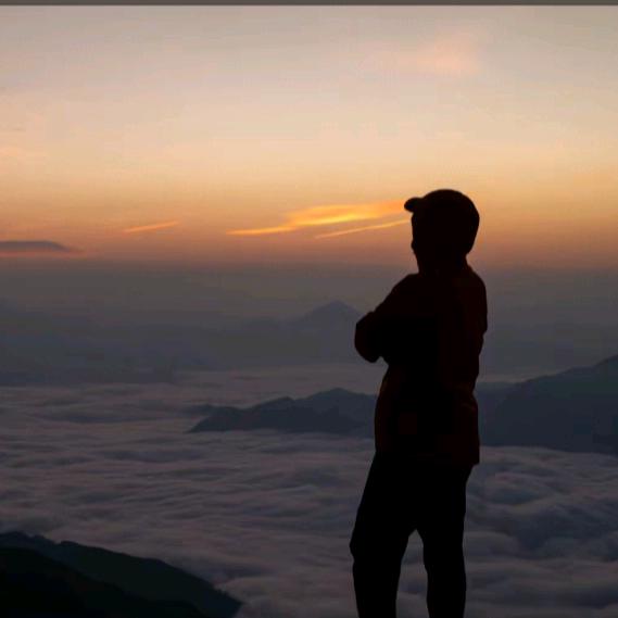 无人扶我青云志，我自踏雪至山巅。