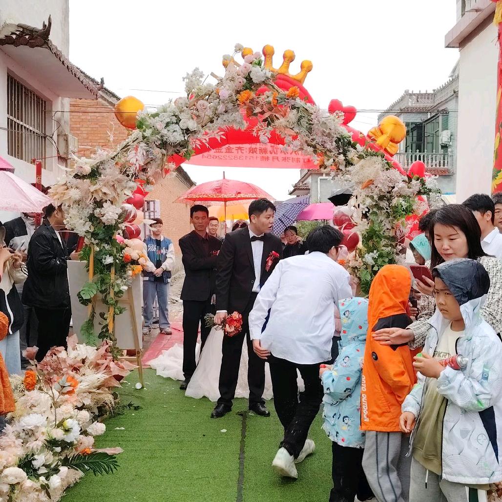 丽人婚纱婚庆店