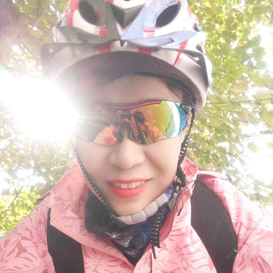 单车女孩阳光雪玉儿
