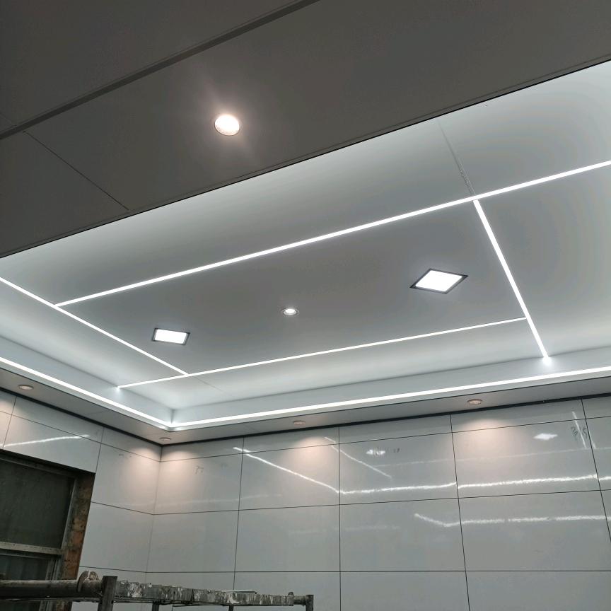 流浪哥，贴瓷砖，装吊顶，安装水电