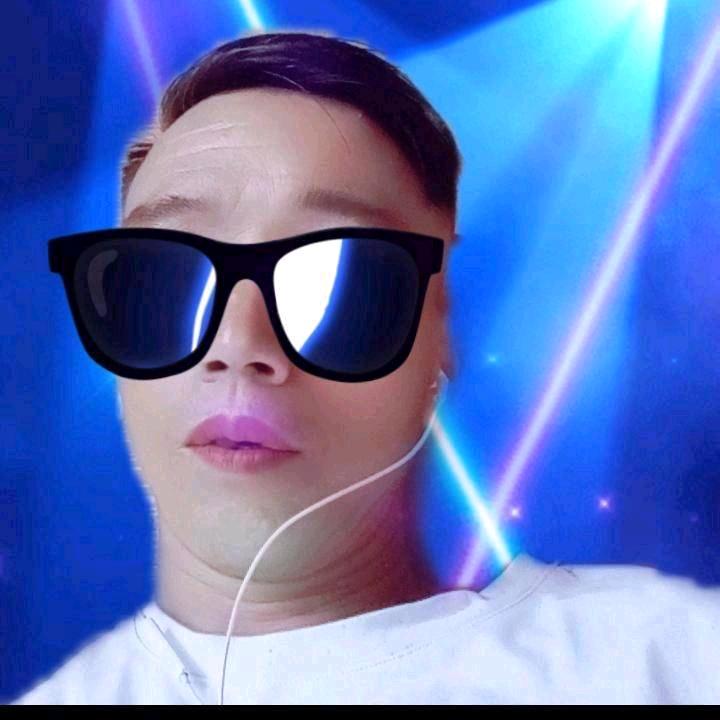 心中有苦，孤单一人。