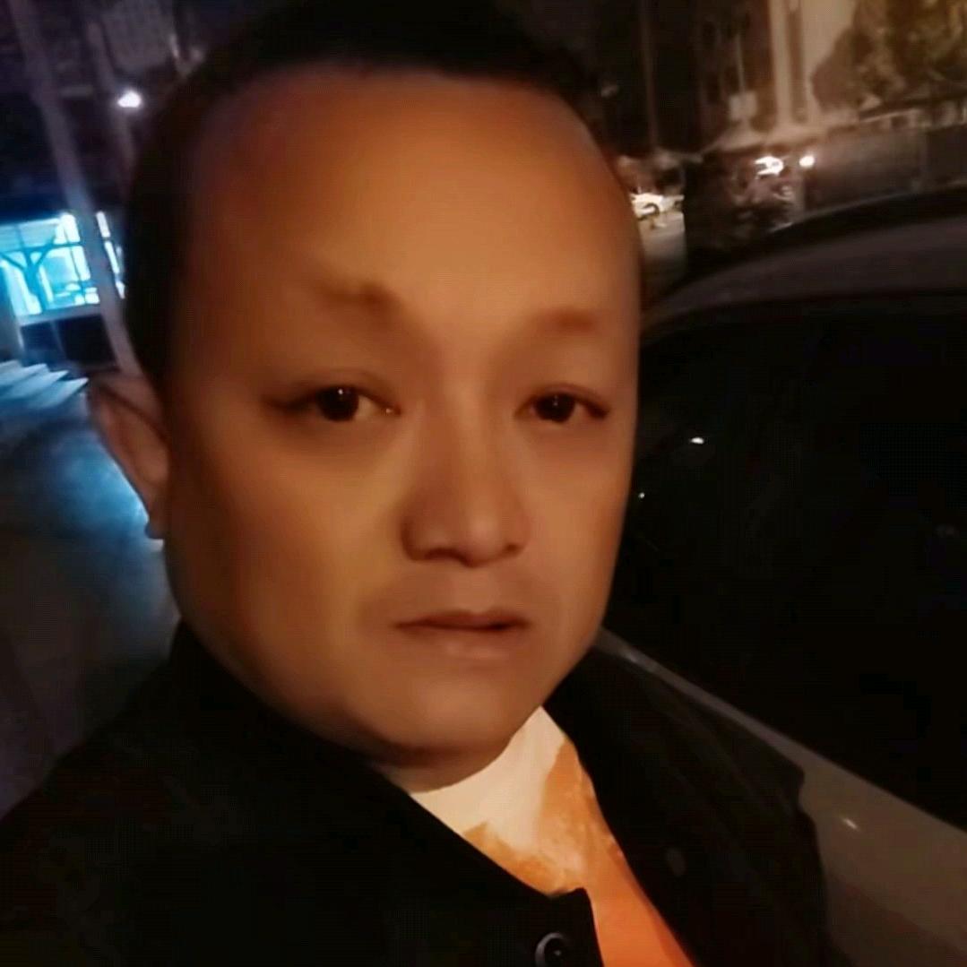 龚靖。黑白灰
