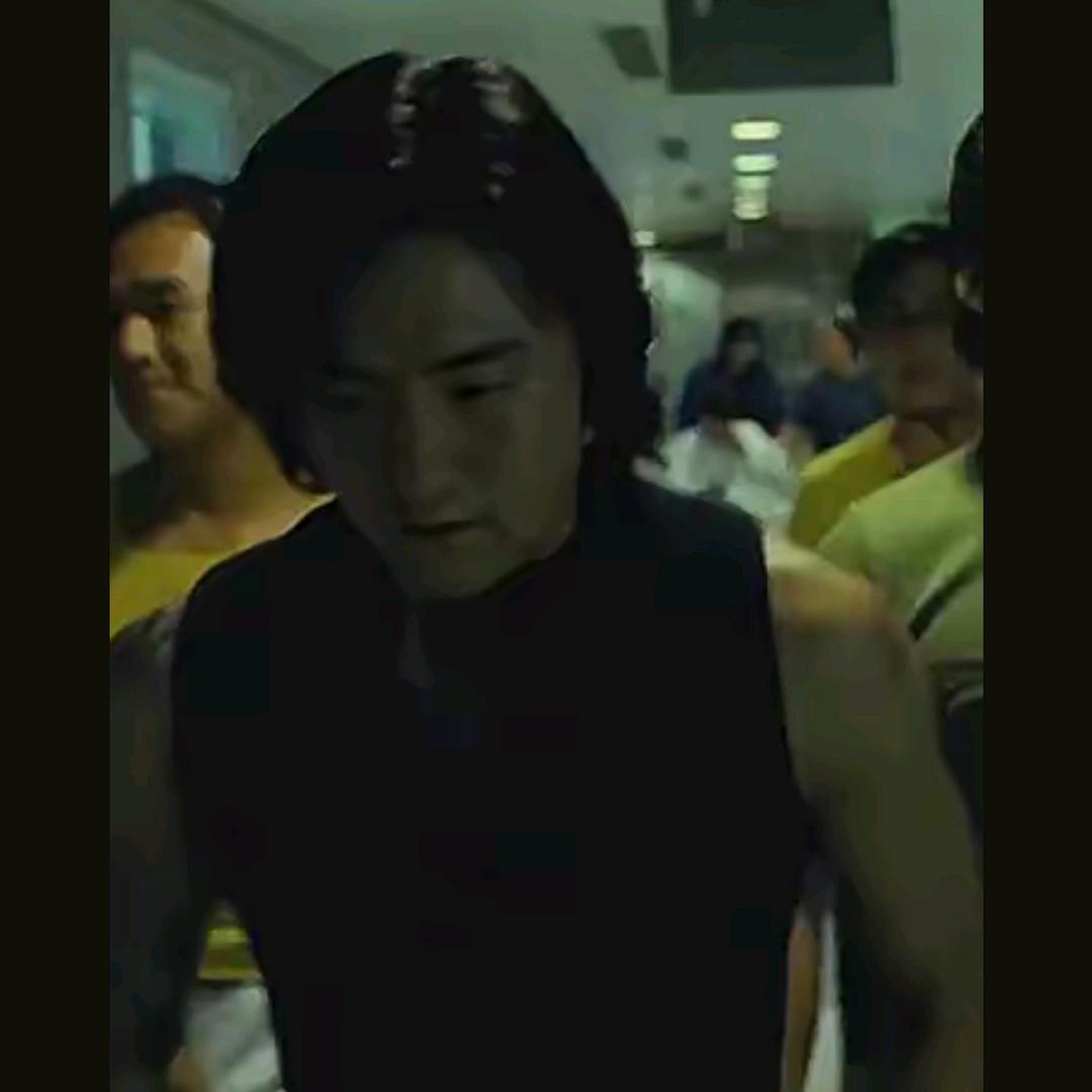 坐在坟前调戏鬼