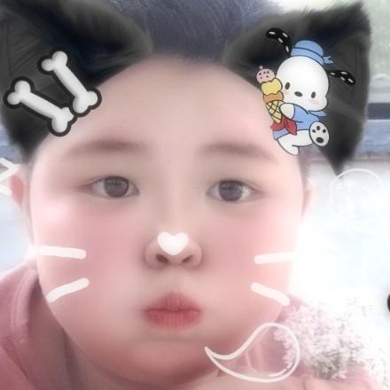 天上飞着的白鸽子。