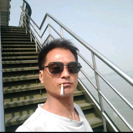 张峰单身一个人