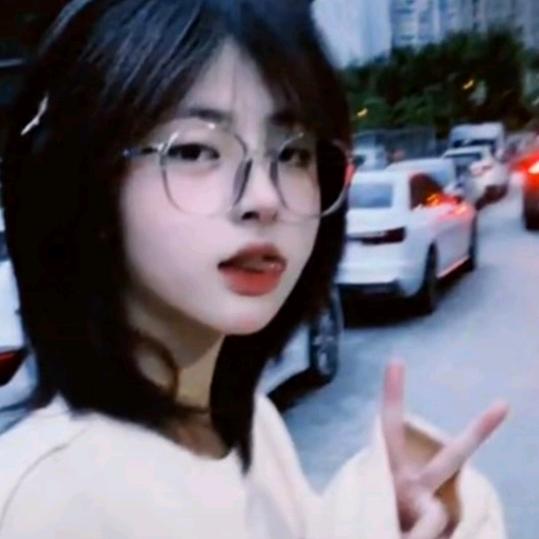 胆小懦弱的单身小女孩