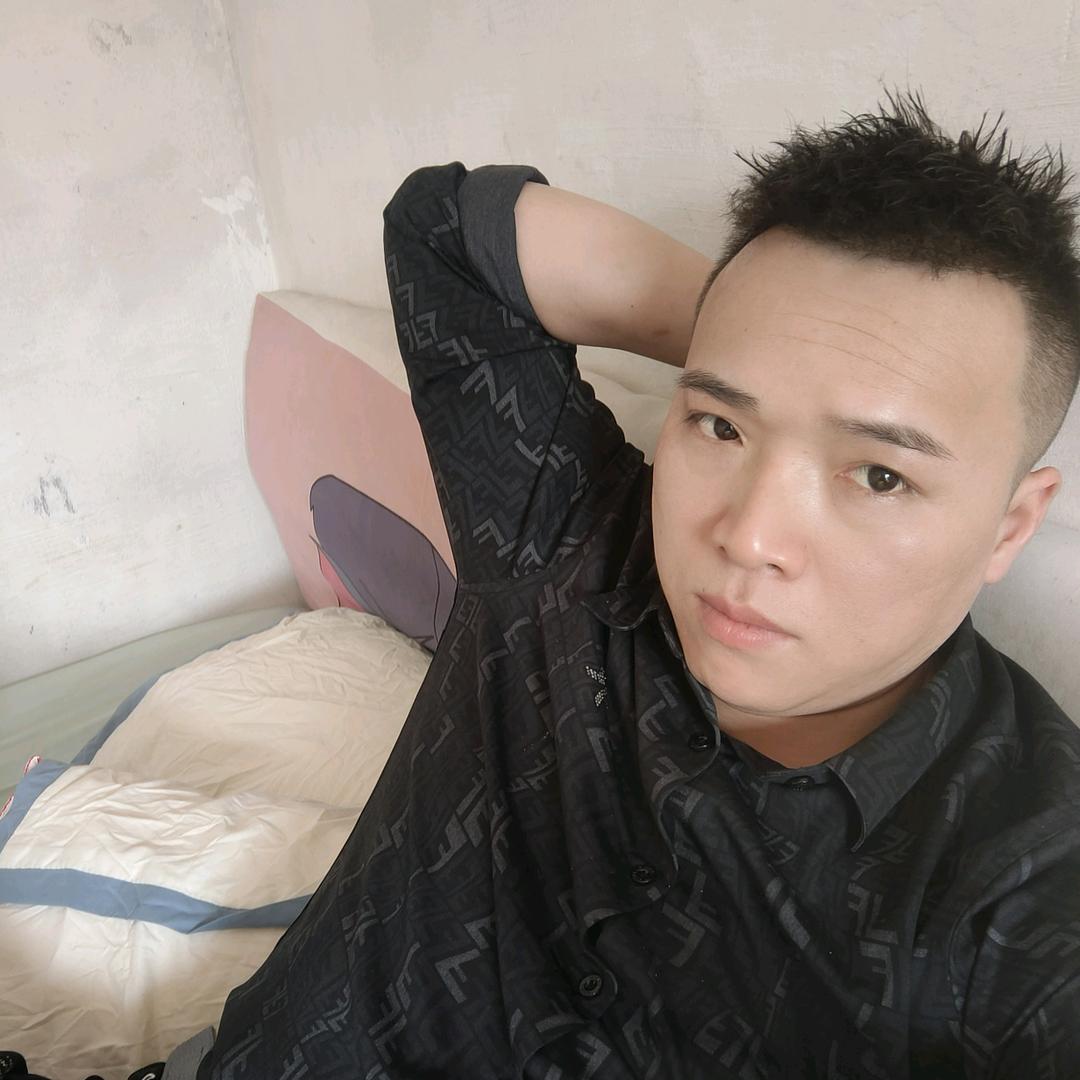 吸着烟徘徊街头