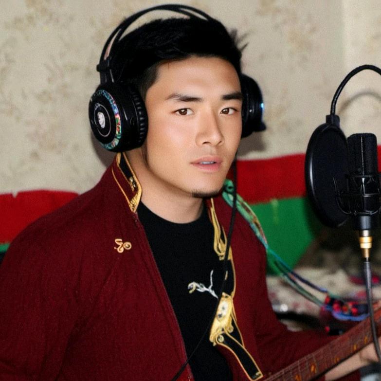 西藏   芒康  歌手 斯郎吉村