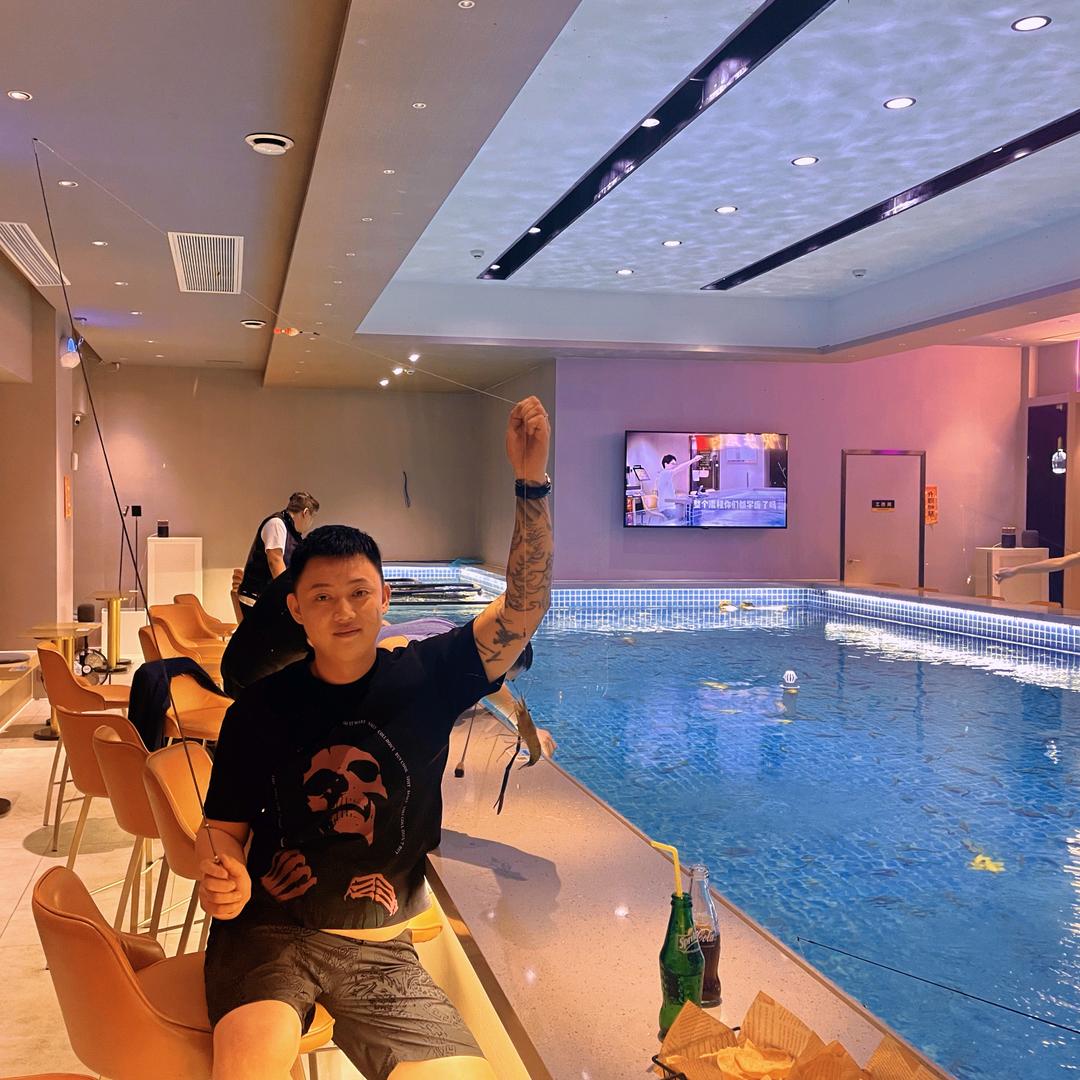 举杯。