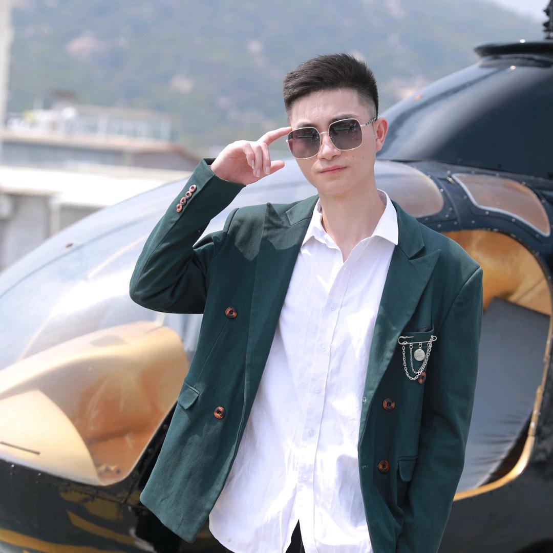 虚心的十块腹肌