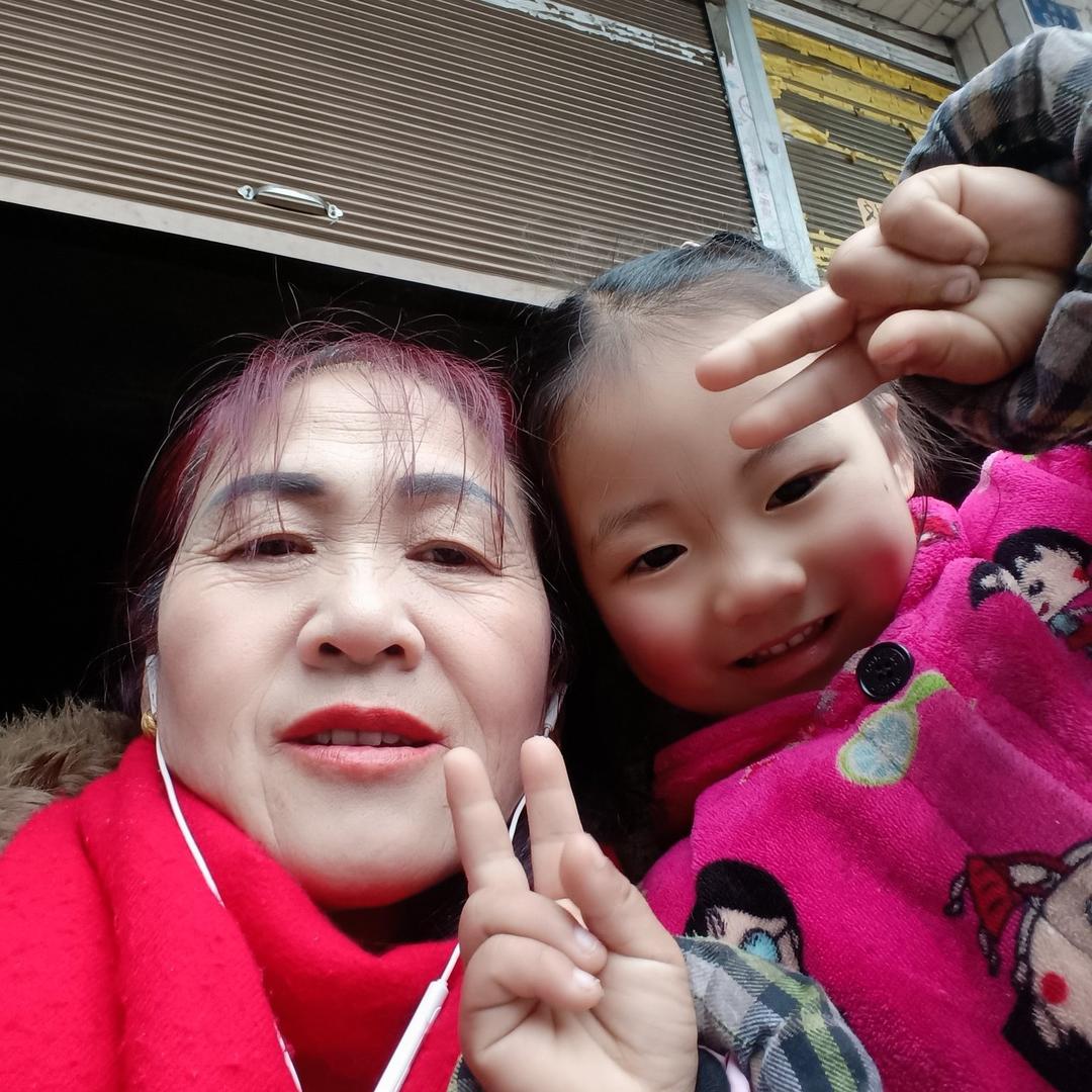 任二姐单身妈妈一把伞，