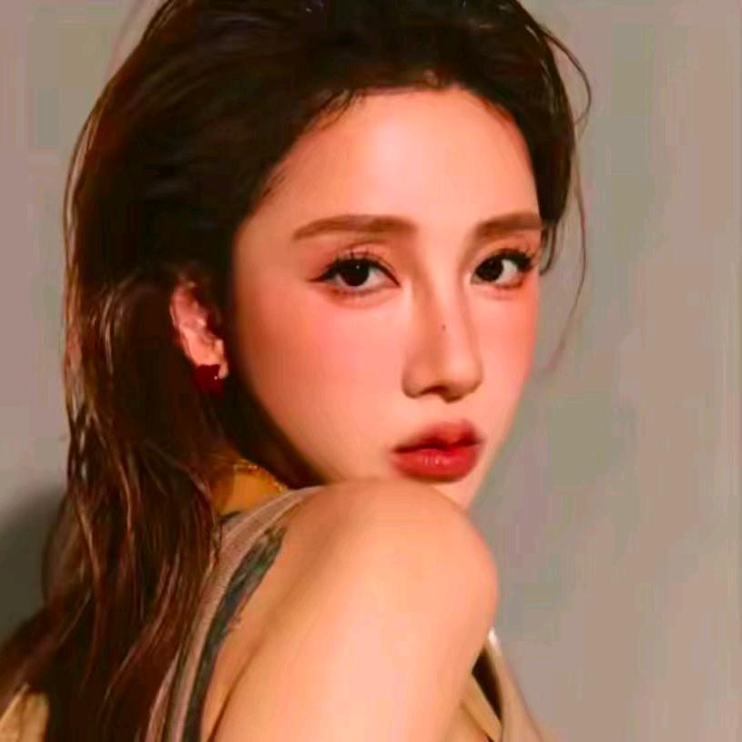 何荷Haley(爆款穿搭)