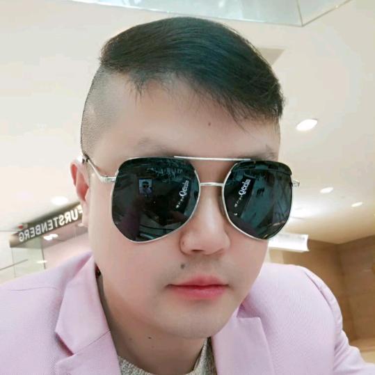 墨镜哥哥