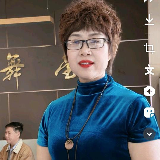 京剧主播开心李凤敏
