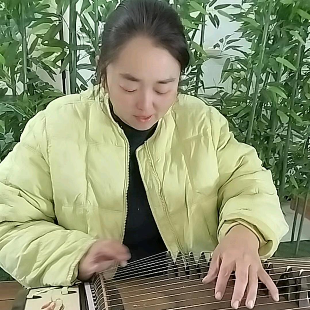 大妞弹古筝