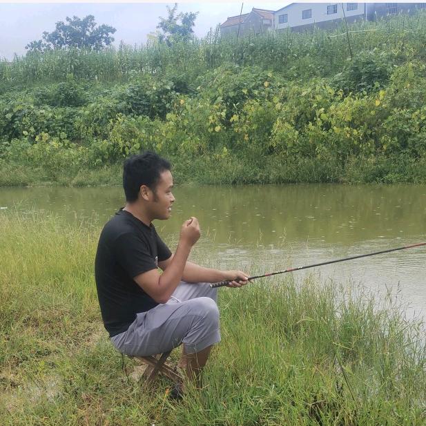卷毛学钓鱼