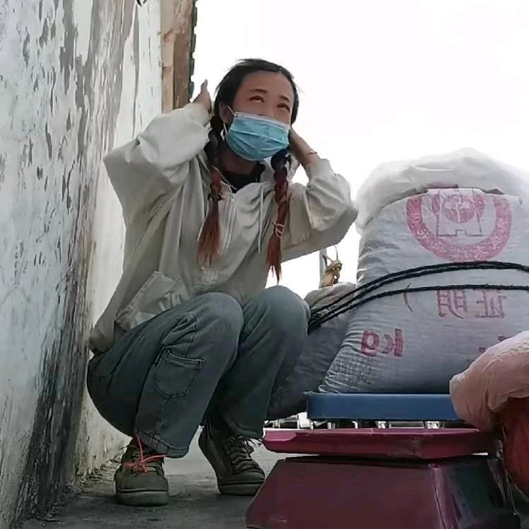 小茹茹摆摊养活自己，自实其力《正能量》