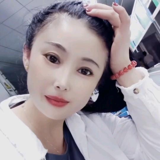 习习🌹遛弯儿溜到姥姥家。