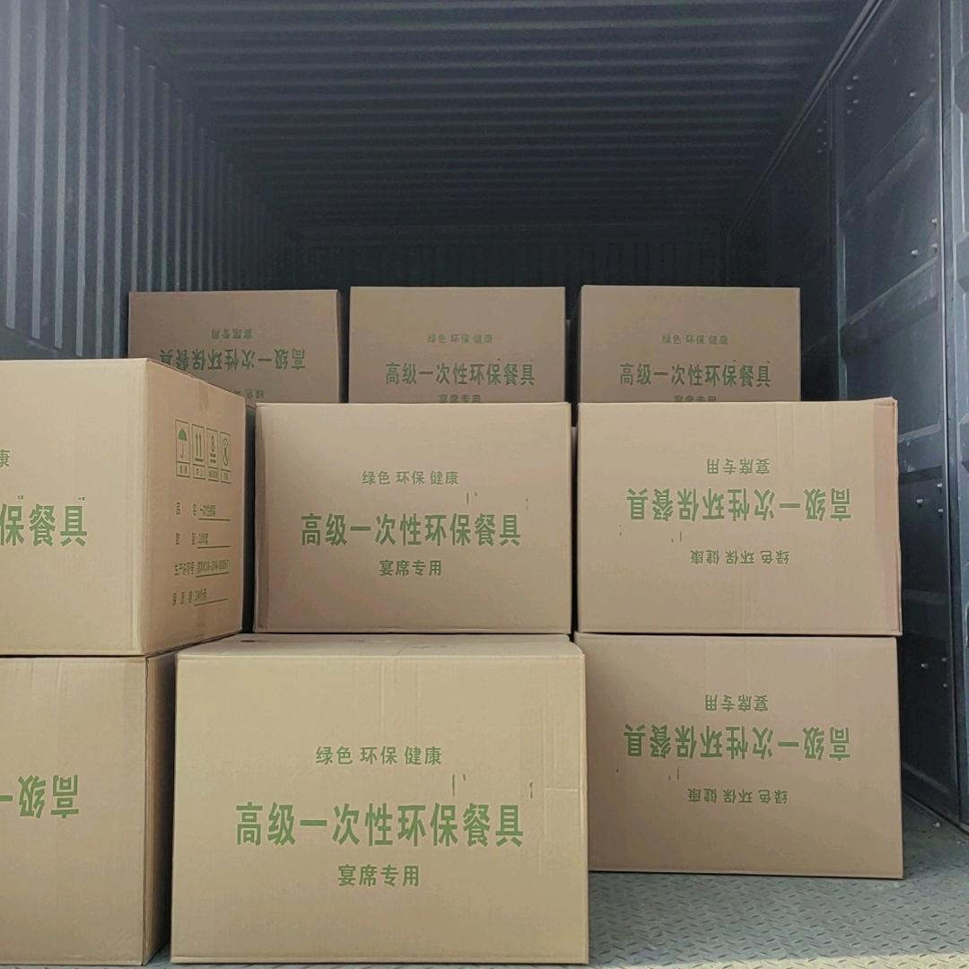 只卖一次性餐具的小伙