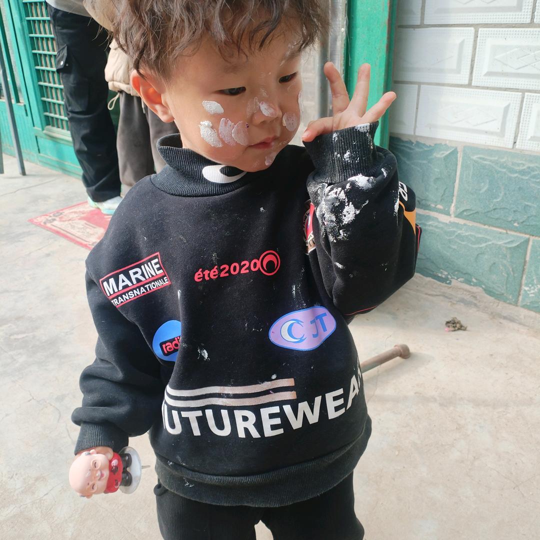 四个孙子，一个孙女的奶奶。只玩抖音不聊天