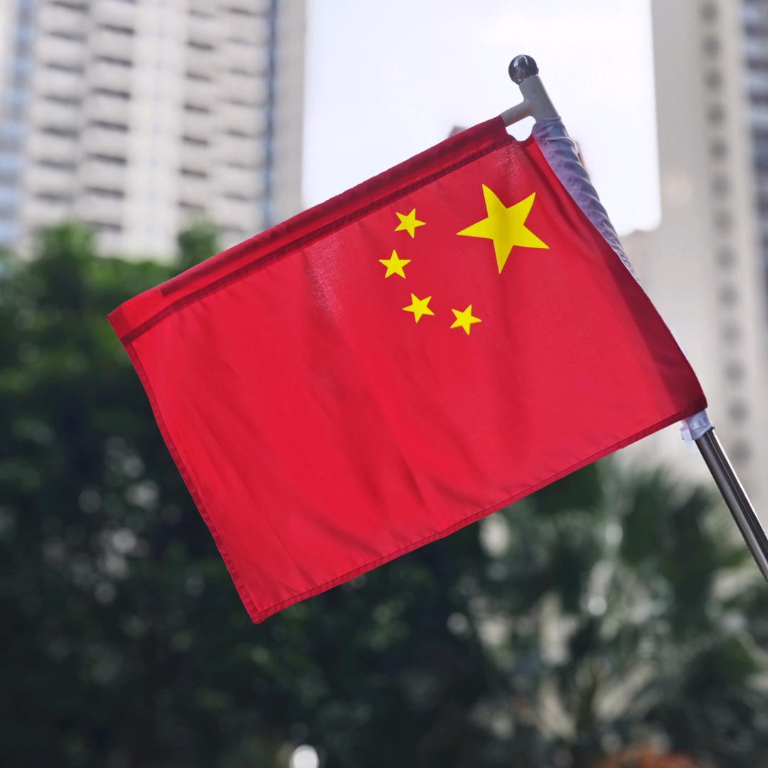 五星红旗冉冉升起.