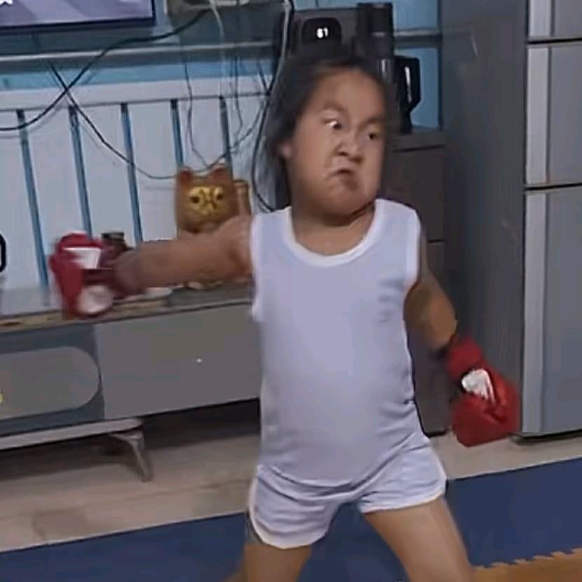 伄戼