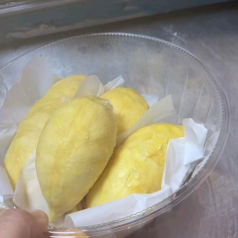 卖榴莲的小伙