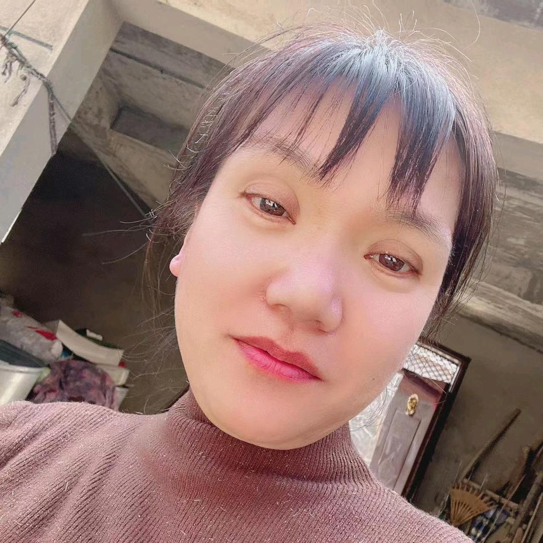 农村大姐爱唱戏。