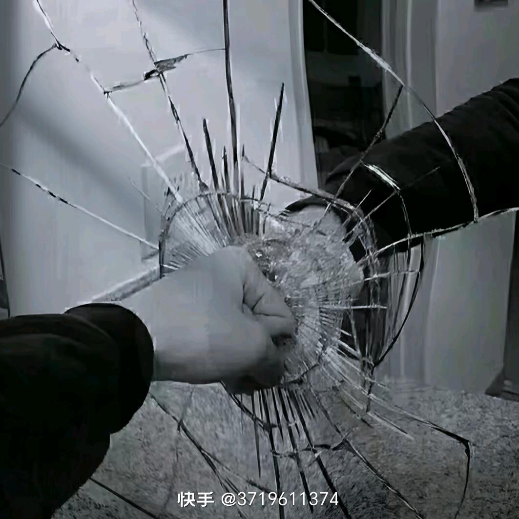西装暴徒。张无忌