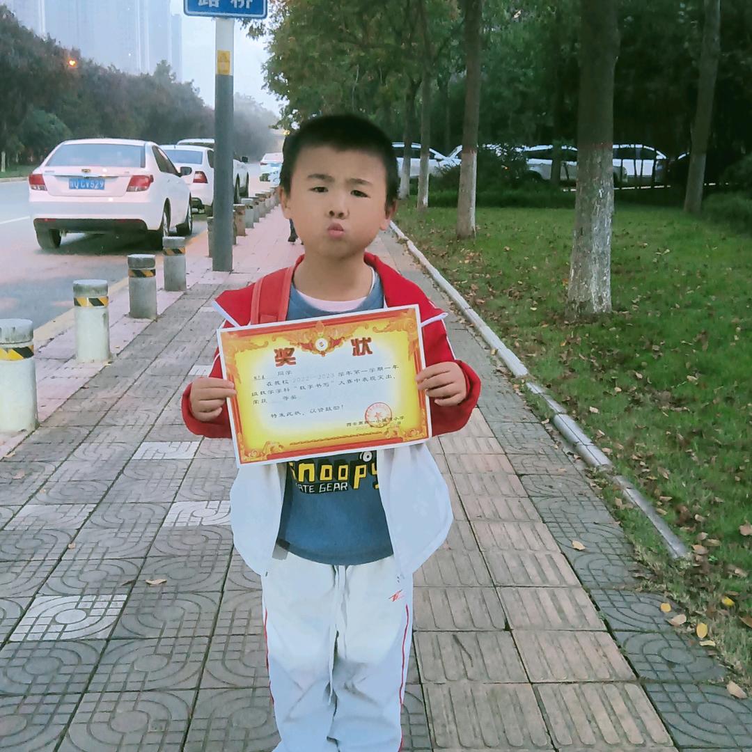 冰川中升起的太阳