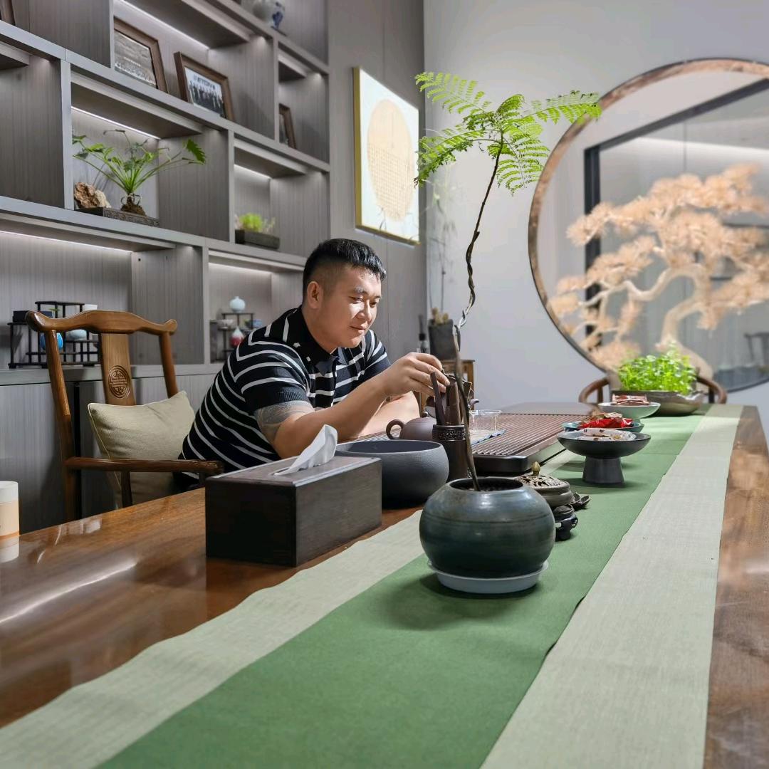 黎雾.