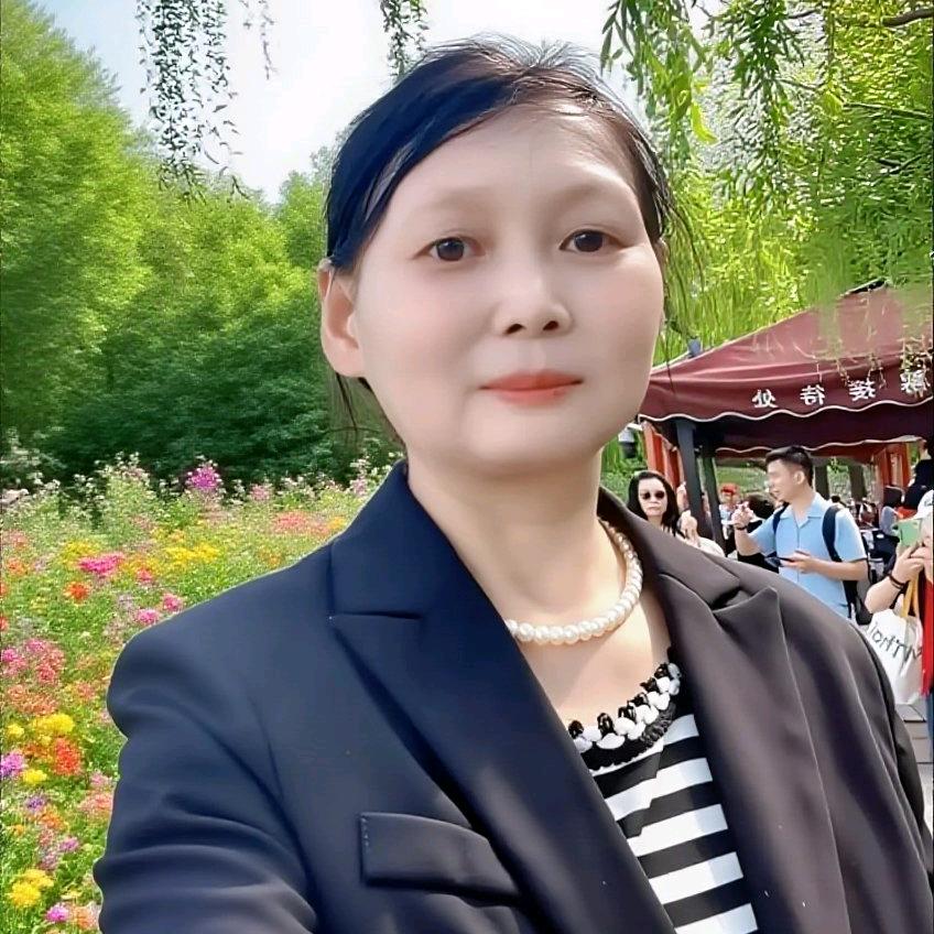 大姐爱看书