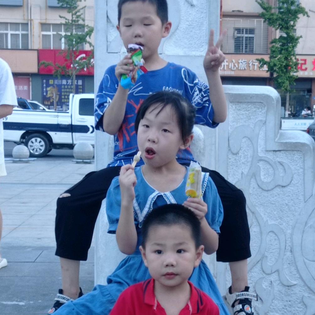 爱笑的三宝贝