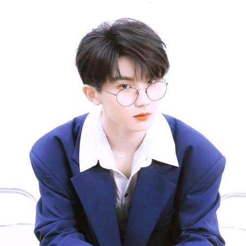 (๑•̌.•̑๑)ˀ̣ˀ̣华哥哥(*^ω