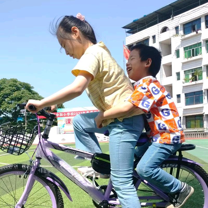 不省心姐姐与捣蛋弟弟