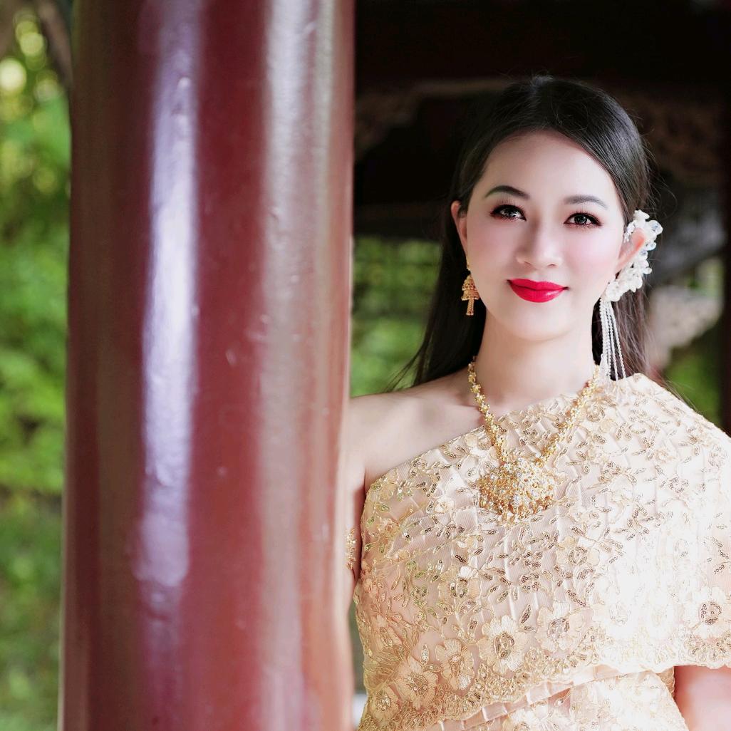 金小丽教化妆