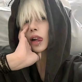 轻语（银与绯）