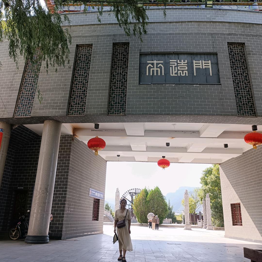 水中小鱼