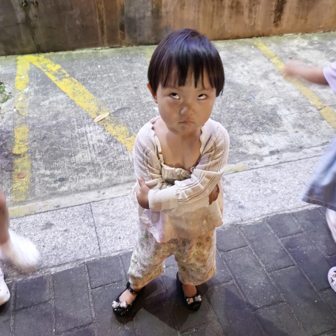 戴着面具生活。