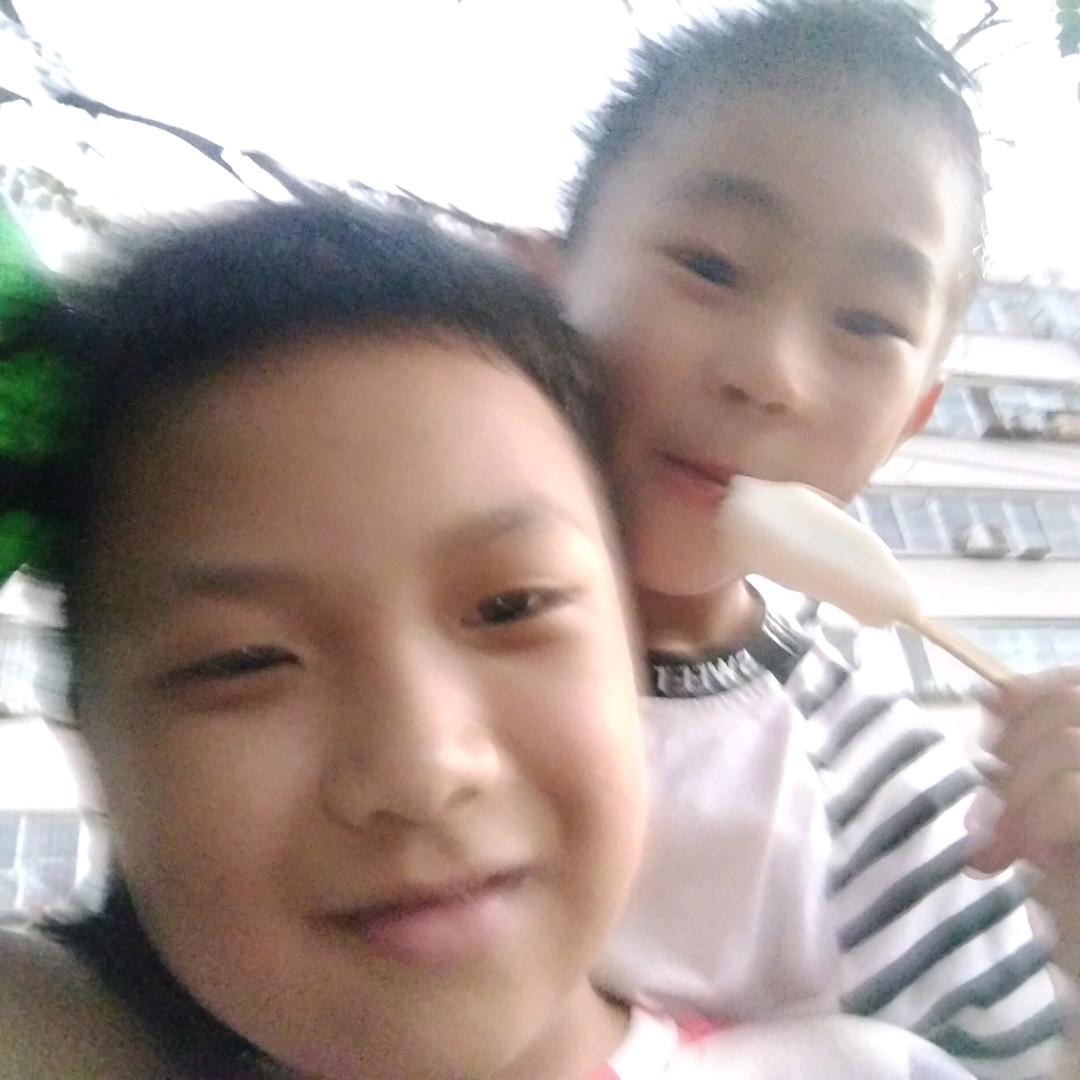 俩个孙孙的奶奶，回族