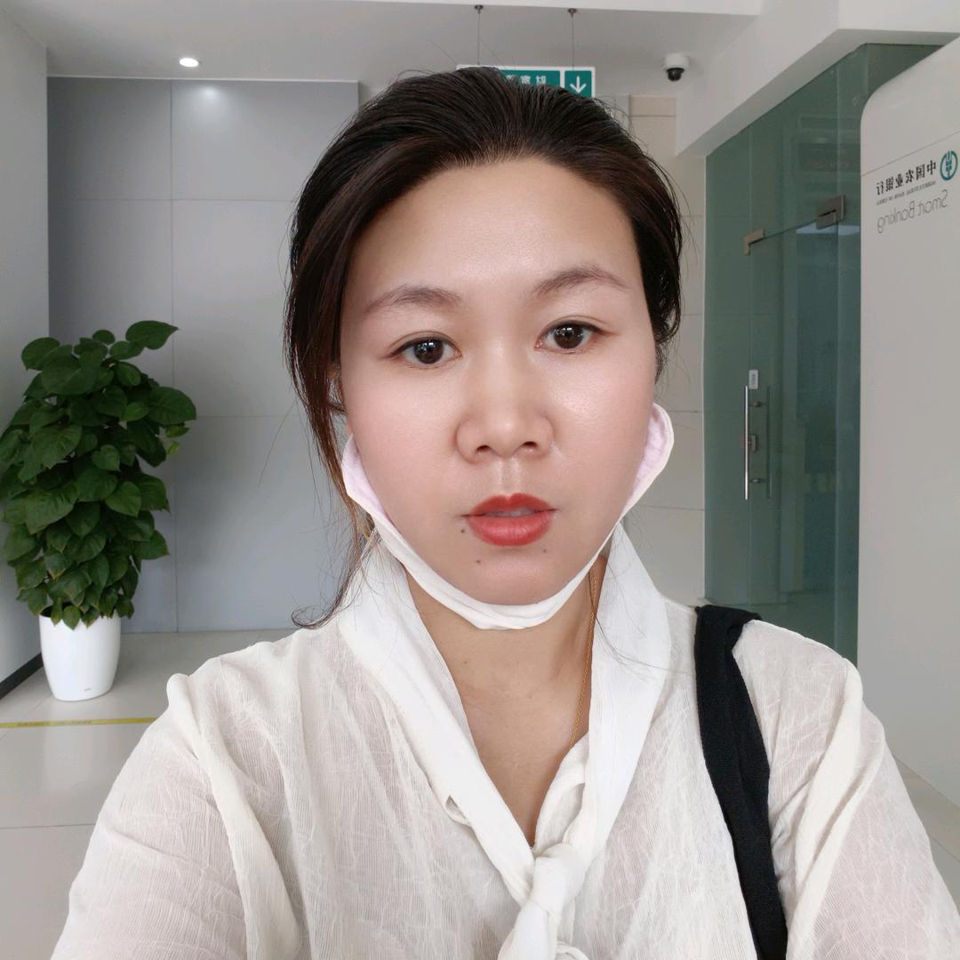 艳艳摆个小摊卖饭团