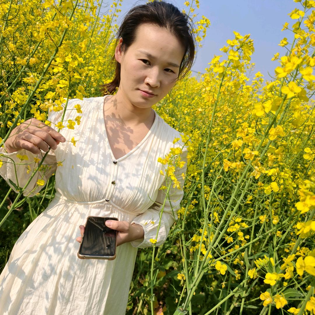 九零后的宝妈摆地摊开火鸡面的打不倒的小强