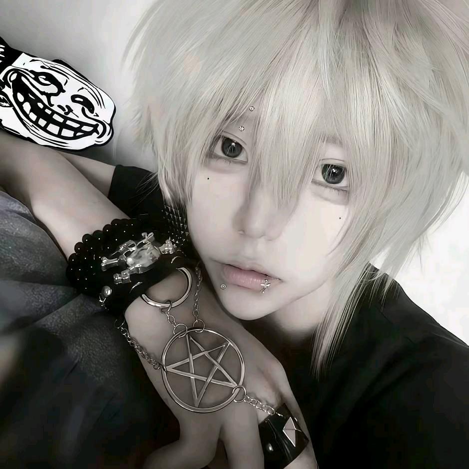 ⌑傶