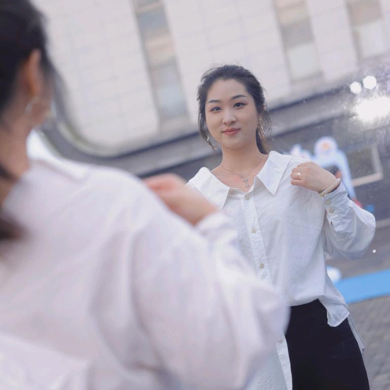 爱嗑瓜子的小卷毛