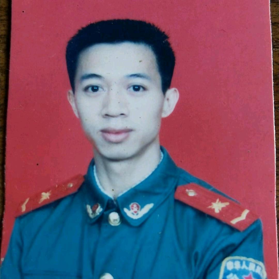 一班长：罗捷